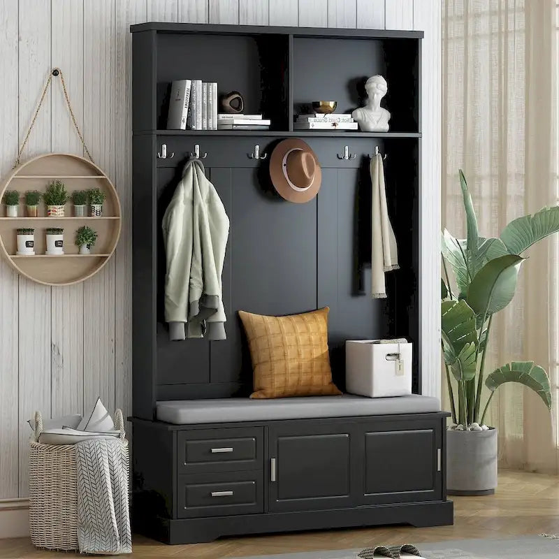 Porte-manteau avec banc à porte coulissante, coussin, poignée argentée, et armoire de rangement