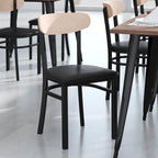 Chaise de salle à manger commerciale en métal avec assise en bois et dossier boomerang