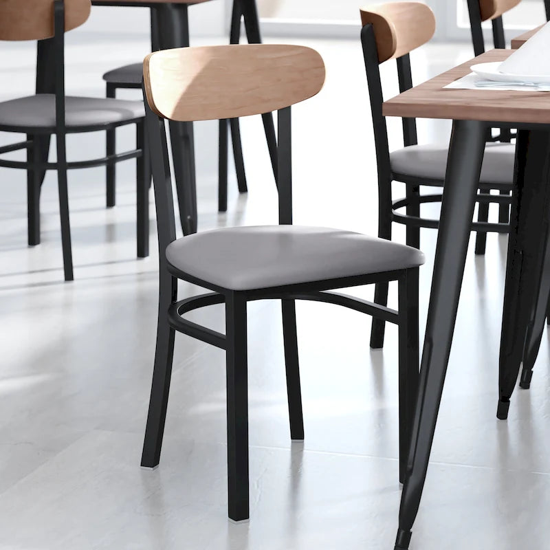 Chaise de salle à manger commerciale en métal avec assise en bois et dossier boomerang