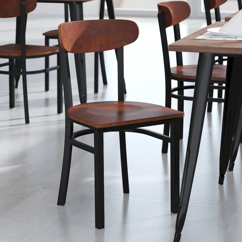 Chaise de salle à manger commerciale en métal avec assise en bois et dossier boomerang