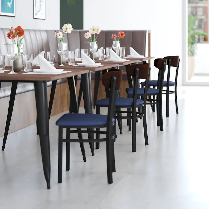 Chaise de salle à manger commerciale en métal avec assise en bois et dossier boomerang