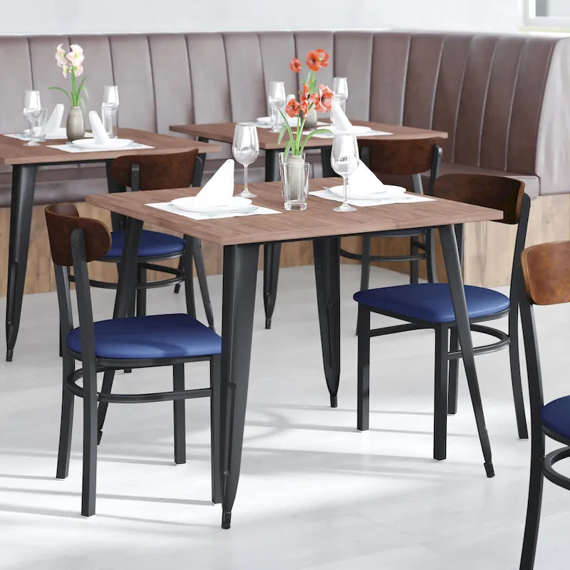 Chaise de salle à manger commerciale en métal avec assise en bois et dossier boomerang