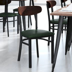 Chaise de salle à manger commerciale en métal avec assise en bois et dossier boomerang