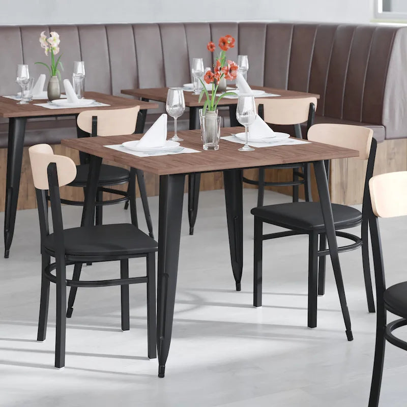 Chaise de salle à manger commerciale en métal avec assise en bois et dossier boomerang
