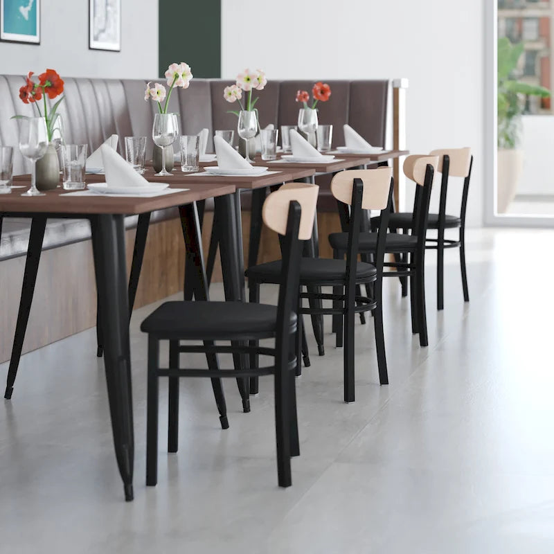 Chaise de salle à manger commerciale en métal avec assise en bois et dossier boomerang