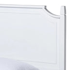 Lit plateforme en bois à la finition blanche, de style classique et traditionnel