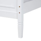 Lit plateforme en bois à la finition blanche, de style classique et traditionnel
