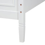 Lit plateforme en bois à la finition blanche, de style classique et traditionnel
